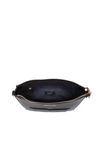 Borsa a tracolla in pelle nera con chiusura a zip, caratterizzata da una texture liscia e hardware dorato. L'interno include un'etichetta e una tasca con zip.