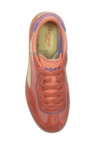 Zapatillas Hoff que combinan gamuza de color coral y malla, con acentos morados, puntera redondeada y cierre de cordones planos.