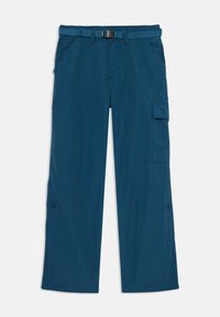 Kék cargo nadrág texturált felülettel, gombos záródással, övhurkokkal és oldal zsebekkel. Egyenes szárú dizájn praktikus részletekkel.