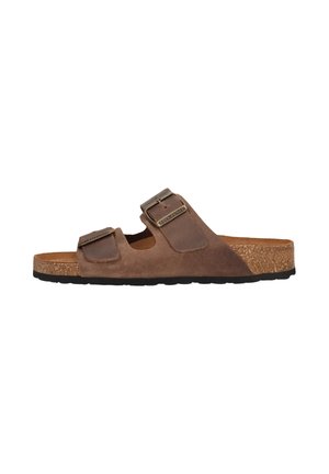 Braune Wildleder-Pantoletten mit offenem Zehenbereich, zwei verstellbaren Schnallenriemen und Korkfußbett auf einer schwarzen Gummisohle.