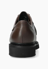 Chaussure en cuir brun avec un talon arrondi, texture lisse, semelle extérieure en caoutchouc noir contrastant et des détails de couture minimaux sur le talon.