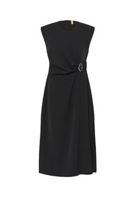 Crna haljina bez rukava s detaljem čvora i okruglim metalnim akcentom u struku. Izrađena od glatkog materijala s opuštenim krojem.