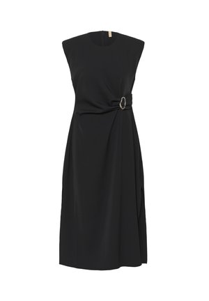 Crna haljina bez rukava s detaljem čvora i okruglim metalnim akcentom u struku. Izrađena od glatkog materijala s opuštenim krojem.