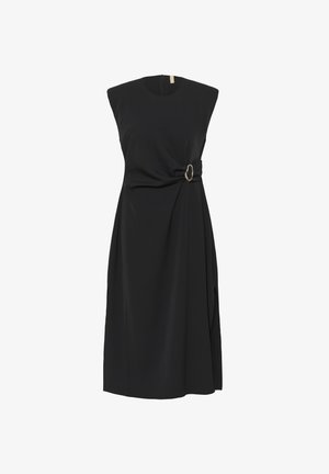 Crna haljina bez rukava s detaljem čvora i okruglim metalnim akcentom u struku. Izrađena od glatkog materijala s opuštenim krojem.