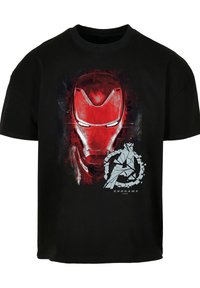 Černé tričko s grafikou masky Iron Mana v červené barvě s bílými akcenty a prasklým kruhovým logo Avengers s textem "ENDGAME".