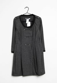 Vestido gris con patrón, cuello redondo, mangas largas, botones dobles en la parte delantera y falda plisada. Cuelga de un gancho negro.