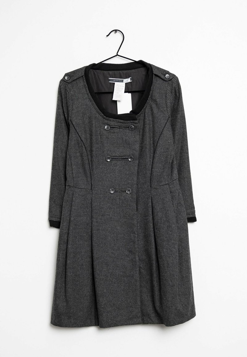 Grau gemustertes Kleid mit rundem Ausschnitt, langen Ärmeln, doppelreihigen Knöpfen vorne und plissiertem Rock. Hängt an einem schwarzen Haken.