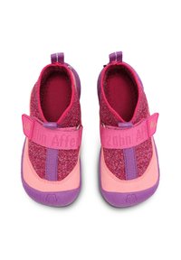 Różowe i fioletowe buty dziecięce z teksturowaną cholewką, elastycznym paskiem i gumową podeszwą. Cechuje je dzianinowy wzór z kontrastującymi blokami kolorów.