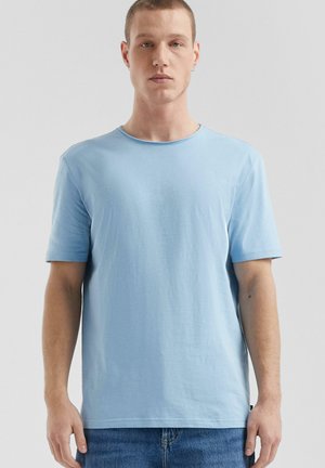 Helles blaues Rundhals-T-Shirt mit kurzen Ärmeln, aus weichem Stoff gefertigt. Es weist ein einfaches Design auf und hat keine sichtbaren Muster oder Akzente.