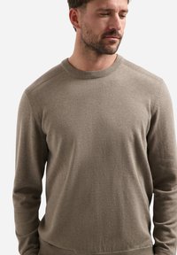 Lichtbruin sweater van zachte stof, met een ronde hals, lange mouwen en geribbelde accenten langs de schoudernaad.