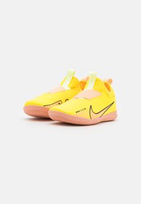 Nike Performance JR ZOOM MERCURIAL VAPOR 15 ACADEMY UNISEX - Indoor-Fußballschuhe - yellow strike/sunset glow/volt ice