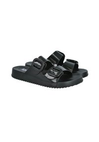 Sandalias deslizantes negras con un acabado brillante, que presentan dos correas ajustables con hebillas, suela texturizada y una plantilla ancha para mayor comodidad.