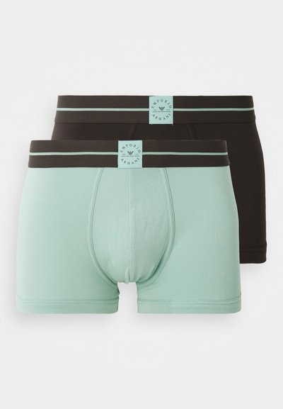 Două perechi de boxeri Emporio Armani, una verde mentă și una neagră, ambele cu talie neagră și logo-uri verzi mente.