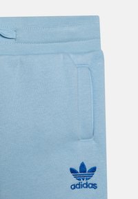 adidas Originals CREW SET - Trenirka - clear sky