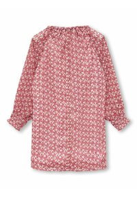 Haut smocké rouge avec de longues manches bouffantes, présentant un motif floral en blanc et rose. Encolure et poignets élastiques, tissu léger.