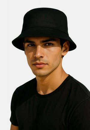 Schwarzer Anglerhut mit breiter Krempe, aus glattem Stoff gefertigt. Kombiniert mit einem eng anliegenden schwarzen Hemd, vor einem schlichten Hintergrund präsentiert.