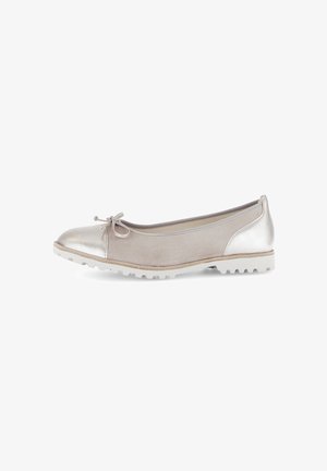 Ballerina piatta in morbido suede beige con punta metallica. Presenta un accento a forma di fiocco e una suola in gomma testurizzata. Fodera interna liscia.
