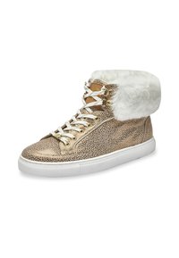 Zapatillas altas en oro metálico con un estampado de leopardo texturizado, cuello de piel sintética blanca, suela blanca y cordones blancos con acentos de hardware dorado.