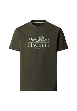 Camiseta de algodón color verde oliva con cuello redondo, mangas cortas y un gráfico de montaña con el texto "HACKETT LONDON" en blanco debajo.
