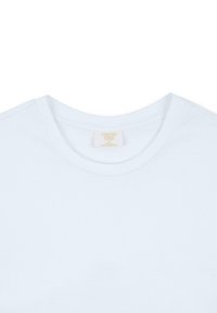 Hvid bomulds T-shirt med rund halsudskæring. Har en blød tekstur og et syet mærke, der angiver "Chelsea Peers", størrelse lille.