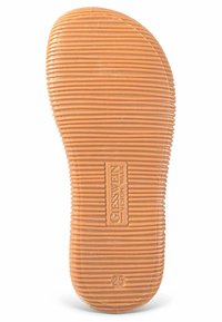 Semelle de chaussure en caoutchouc orange présentant des rainures horizontales, des bords arrondis et un branding embossé, avec un indicateur de taille "25" sur un côté.