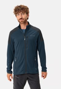 Giacca leggera da uomo di colore blu scuro con accenti neri sulle spalle, cerniera integrale e due tasche anteriori con chiusura a cerniera.