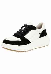 Baskets noir et blanc avec un dessus en daim et cuir, bout rond, semelle blanche épaisse à rainures et lacets noirs. Détail de logo notable sur le côté.