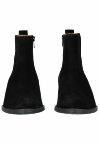 Bottines en suède noir avec une texture lisse, dotées de fermetures éclair latérales et d'une semelle en caoutchouc noir plate. Design élégant et minimaliste.