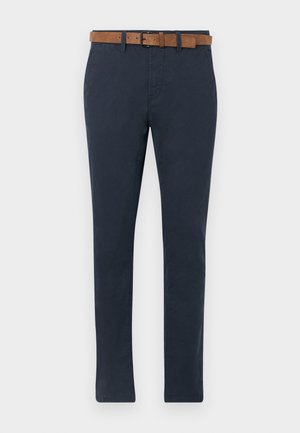 Dunkelblaue Chinos aus Baumwolle mit glatter Textur. Verfügt über einen braunen Wildledergürtel mit einer Schnalle und einem geraden Bein Design.
