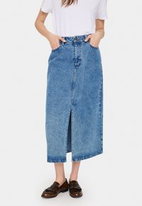 Világoskék farmer maxi szoknya elöl hasítékkal, öt zsebbel és gombos záródással. Klasszikus A-vonalú fazonnal és texturált anyaggal rendelkezik.