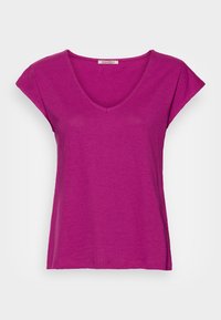 Fuchsia v-ringad t-shirt i mjukt tyg, med korta, uppvikta ärmar och en avslappnad passform. Inga mönster eller extra detaljer.