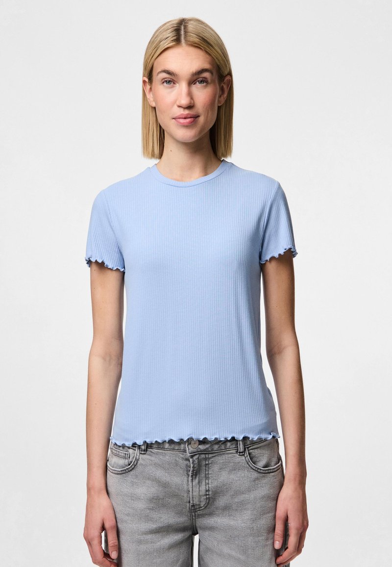 T-shirt à manches courtes bleu clair à fines côtes avec des bords festonnés aux manches et à l'ourlet, présentant un col rond et un design ajusté.