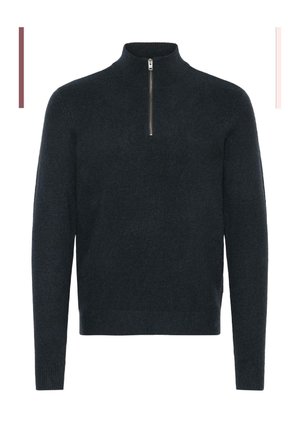 Tumši pelēks adīts džemperis ar augstu apkakli un ceturtdaļas rāvējslēdzēju. Tam ir ribota piekakle un apakša, pievienojot faktūru kopējai dizainam.