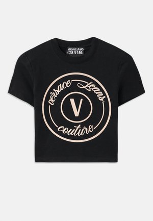 Zwarte katoenen t-shirt met een groot beige cirkelvormig logo waarop "Versace Jeans Couture" staat en een centraal "V" in een elegante lettertype. Korte mouwen.
