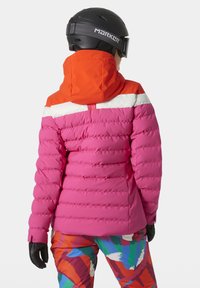 Giacca da sci imbottita di un vivace colore rosa, con pannelli arancioni e bianchi. Presenta un cappuccio, polsini elasticizzati e un design elegante e leggero.