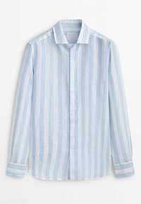 Chemise à manches longues boutonnée, à rayures verticales bleu clair et blanches, col pointu et poignets boutonnés, posée à plat sur fond blanc.