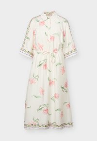 Λευκό midi φόρεμα με ροζ floral σχέδιο, μανίκια τριών τετάρτων, γιακά με κουμπιά, ζώνη στη μέση και διακοσμητικό περίγραμμα στα μανίκια και στο τελείωμα.