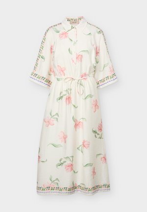 Hvid midi-kjole med pink blomsterprint, 3/4 ærmer, knaplukning ved kraven, bånd i taljen og dekorativ kant på ærmer og nederdel.