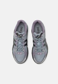 Grijze en lavendel sportchoenen met mesh panelen, zwarte accenten, een ronde neus en platte veters. Opvallend logo op de tong.