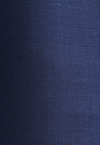 Tessuto blu navy con una trama tessuta, che mostra una superficie liscia ma leggermente ruvida, adatta a vari utilizzi.