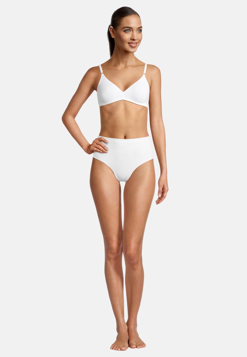 Weißes Bikini-Set mit einem einfachen Bralette-Oberteil mit verstellbaren Trägern und hochgeschnittenen Höschen, glatter Textur und minimalistischen Design.