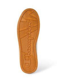 Gummisohle des Sneakers in Orange mit strukturiertem Griffmuster. Enthält das „Champion“-Logo in Schreibschrift und einem Zickzack-Design auf der Sohle.
