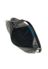 Borsa a pouch nera in pelle con un'esterno testurizzato, cerniera argentata e una fodera interna blu a contrasto. Silhouette compatta e curvata.
