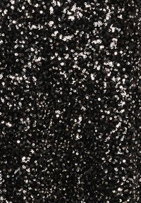 Schwarzer Stoff, der mit kleinen, glänzenden Pailletten bedeckt ist, die das Licht reflektieren und eine strukturierte, glitzernde Oberfläche schaffen.