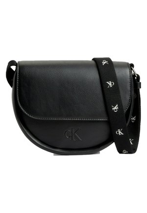 Bolso bandolera de piel negra con cierre de solapa, logotipo en relieve "cK" y correa ajustable con el branding repetido "cK".