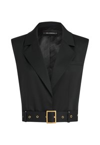 Čierna bezrúšková blúzka s ostrým golierom a opaskom, ktorý má zlatý štvorcový pracku a lemy s očkami na opasku. Hladká textúra látky.