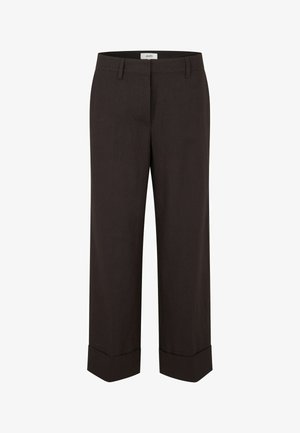 Pantalones marrón oscuro de corte recto con bajos remangados, presillas para cinturón y cierre frontal oculto, exhibidos sobre un fondo blanco.