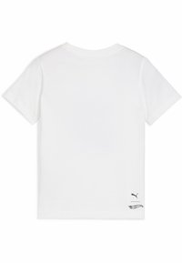 Camiseta blanca de manga corta hecha de algodón. Presenta un cuello redondo y pequeños logotipos negros de Puma y Hot Wheels en el dobladillo.