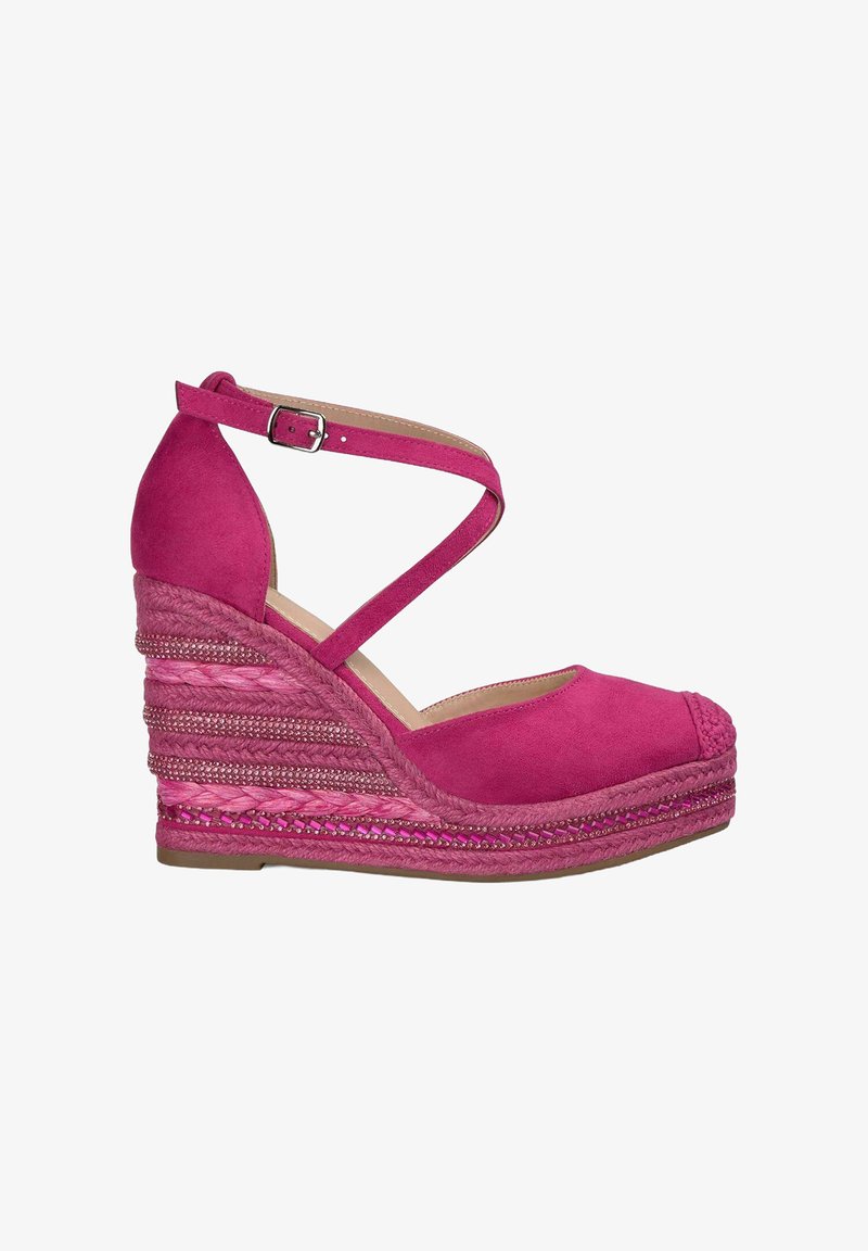 Fuchsia Wildledersandalen auf Wedge-Absatz mit überkreuzten Knöchelriemen. Geflochtene Jutearbeiten auf einer strohähnlichen Plattform, akzentuiert mit kleinen metallischen Elementen.