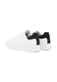 Zapatillas blancas de cuero con una puntera negra texturizada que presenta strass. Suela blanca gruesa, diseño minimalista y acentos de costura.